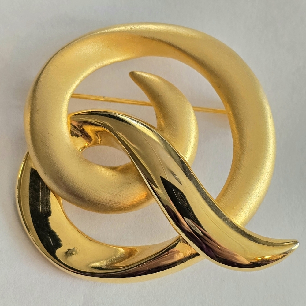 Vintage brooch curlicue curly Q gold tone swirl brushed shiny elegant